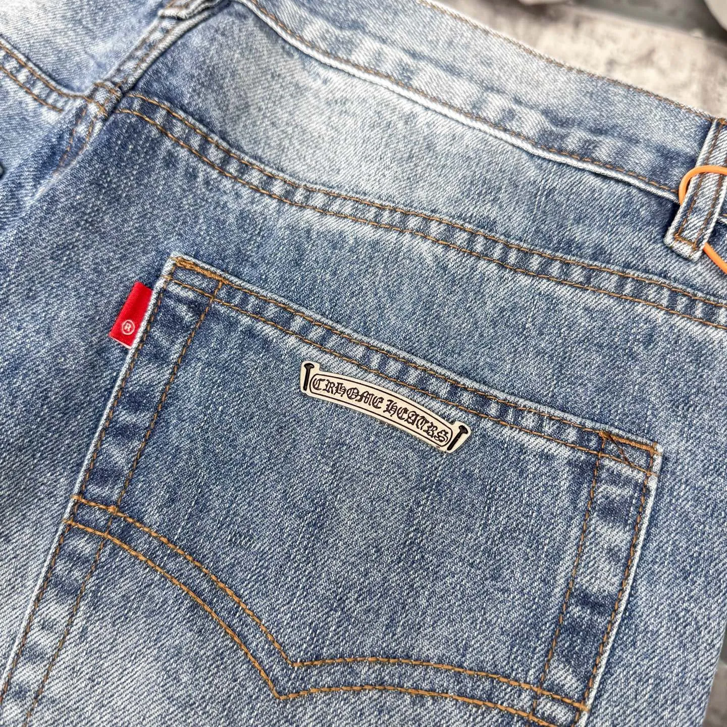 P260 Chromehearts washed blue starry sky crocodile patch leather jeans adopt starry sky theme leather elements, mostly presented in the shape of a cross, with glitter on the leather surface. Unique design, simple and elegant details, exquisite workmanship, the entire trousers are neatly routed, and the details are in place! Ceiling-level jeans, a pair that is hard to find at the counter. About Zangyin, this is an extremely luxurious fashion brand that can also be called the aristocrat of the high street. It has always been an exclusive brand for some hipsters or the rich second generation. It is more luxurious and noble than ordinary high streets. It is more fashionable and individual than luxury brands. Top heavy industry fashion design has always been created in high street luxury style. Speaking of this style, Zangyin family and GU family are definitely the leading representative brands, especially the Zangyin family's creation of high street style. It has really achieved a state-of-the-art effect. The color system of this model is made of unique washed materials. It is already quite eye-catching. It is decorated with pink patchwork cross flowers, which cleverly highlights the charm of the brand. Secondly, this model adopts a classic high-waist cutting design, which highlights the long legs and fashionable temperament of the upper body. The brand is highly recognizable and the slim-fitting configuration is more suitable for daily wear. Personality, fashion, and specification interpretation are all at a glance. Needless to say, materials and craftsmanship. As an excellent craftsman brand, Zangyin’s requirements for details and craftsmanship are really perfect. The washed color of this model has gone through a lot of processes, not to mention the embellishment of the denim appliqués. It is also purely hand-made and sewn. Just like what they believe in, only hand-made things have soul and have the meaning of wearing. A top-notch heavy-duty fashionable denim item. Recommended by both hands. Size: 28/30/32/34/36 Waist: 73/78/83/88/93 Knee: 52/53.5/55/56.5/58 Pants length: 100/102/104/106/108
